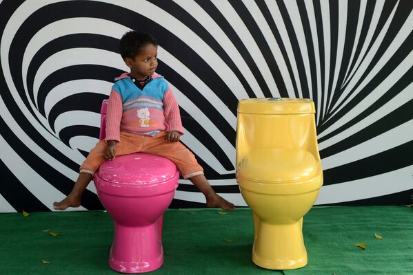 Cậu bé Ấn Độ trên bồn vệ sinh trong Chiến dịch toalet đẹp ở New Delhi nhân Ngày toilet thế giới - Sputnik Việt Nam