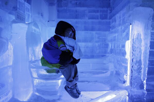Cậu bé trên bồn cầu băng tại triển lãm Ice Gallery ở Seoul, Hàn Quốc - Sputnik Việt Nam
