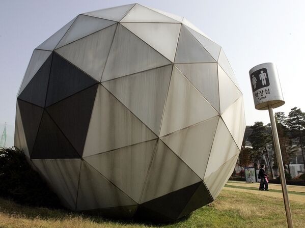 Toilet hình quả bóng đá khổng lồ bên sân vận động Suwon, Hàn Quốc - Sputnik Việt Nam