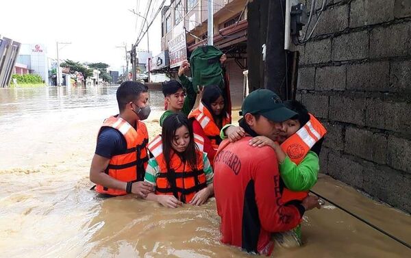 Lực lượng cứu hộ sơ tán người dân khỏi một ngôi nhà bị ngập lụt ở tỉnh Cagayan, Phlippines - Sputnik Việt Nam