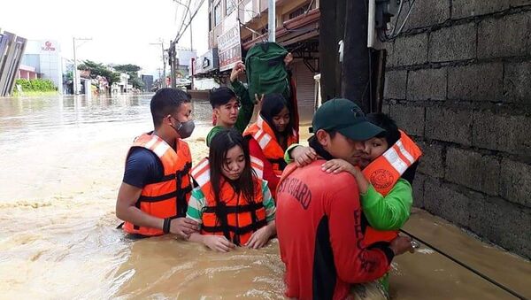 Lực lượng cứu hộ sơ tán người dân khỏi một ngôi nhà bị ngập lụt ở tỉnh Cagayan, Phlippines - Sputnik Việt Nam