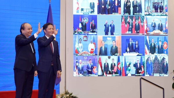 Thủ tướng Nguyễn Xuân Phúc, Chủ tịch ASEAN 2020 và Bộ trưởng Bộ Công Thương Trần Tuấn Anh và các nước tham dự lễ ký Hiệp định Đối tác Kinh tế Toàn diện Khu vực RCEP - Sputnik Việt Nam