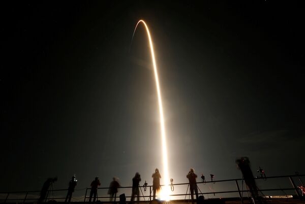 Mọi người xem vụ phóng tên lửa SpaceX Falcon 9 với Crew Dragon tại Trung tâm Vũ trụ Kennedy ở Cape Canaveral, Florida, Mỹ - Sputnik Việt Nam