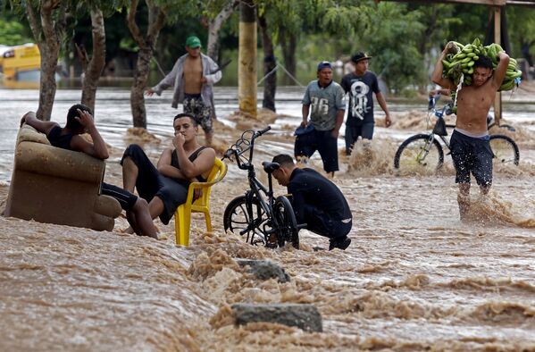 Những người trên đường phố ngập lụt ở Honduras - Sputnik Việt Nam