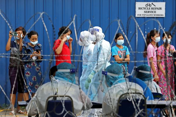 Công nhân xếp hàng để được xét nghiệm coronavirus ở Malaysia - Sputnik Việt Nam