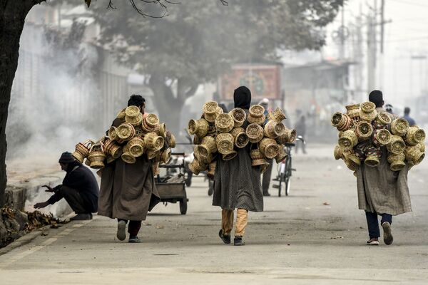 Những người bán hàng mang giỏ đan kangri vào một ngày sương mù ở Srinagar - Sputnik Việt Nam