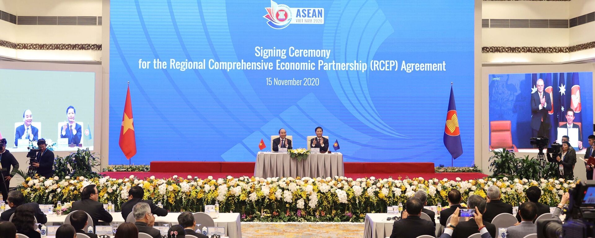Thủ tướng Nguyễn Xuân Phúc, Chủ tịch ASEAN 2020 cùng các nhà lãnh đạo cấp cao chứng kiến Lễ ký Hiệp định Đối tác Kinh tế Toàn diện Khu vực RCEP.  - Sputnik Việt Nam, 1920, 20.11.2020