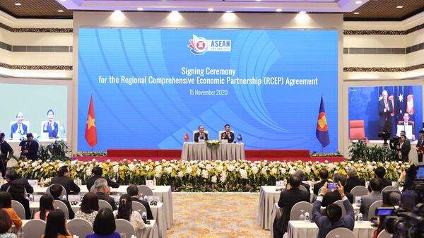 Thủ tướng Nguyễn Xuân Phúc, Chủ tịch ASEAN 2020 cùng các nhà lãnh đạo cấp cao chứng kiến Lễ ký Hiệp định Đối tác Kinh tế Toàn diện Khu vực RCEP.  - Sputnik Việt Nam