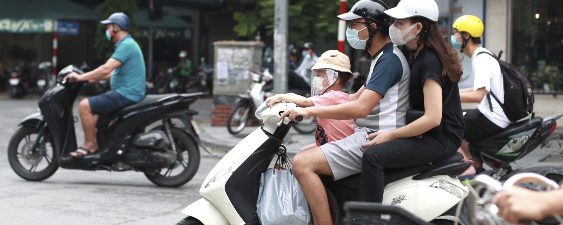 Cặp đôi đeo khẩu trang y tế đi xe máy ở Hà Nội, Việt Nam - Sputnik Việt Nam, 1920, 22.09.2023