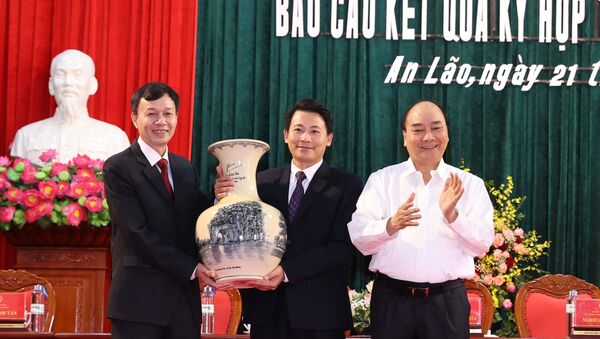 Thủ tướng Nguyễn Xuân Phúc tặng quà lưu niệm cho huyện An Lão.  - Sputnik Việt Nam
