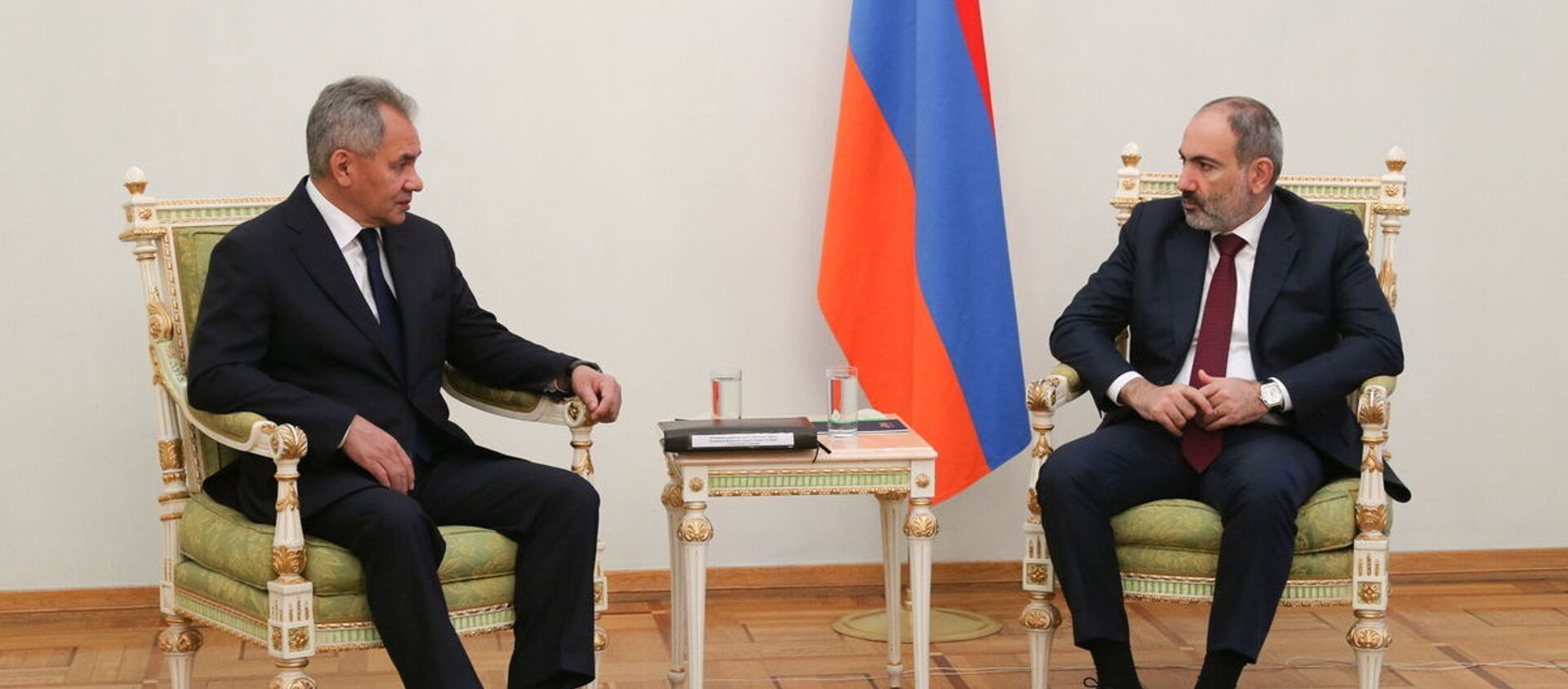 Bộ trưởng Quốc phòng Nga Sergei Shoigu tại cuộc gặp với Thủ tướng Armenia Nikol Pashinyan ở Yerevan, (Armenia). - Sputnik Việt Nam, 1920, 21.11.2020