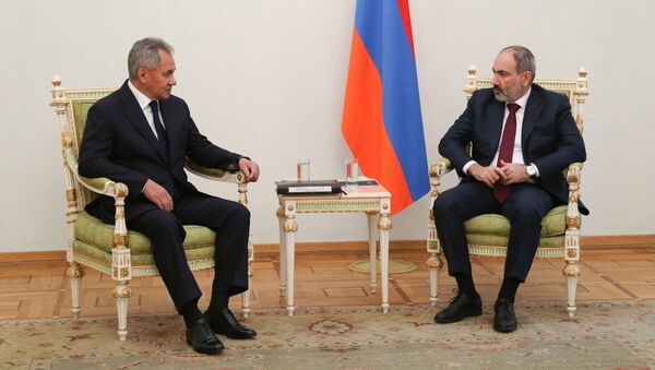 Bộ trưởng Quốc phòng Nga Sergei Shoigu tại cuộc gặp với Thủ tướng Armenia Nikol Pashinyan ở Yerevan, (Armenia). - Sputnik Việt Nam