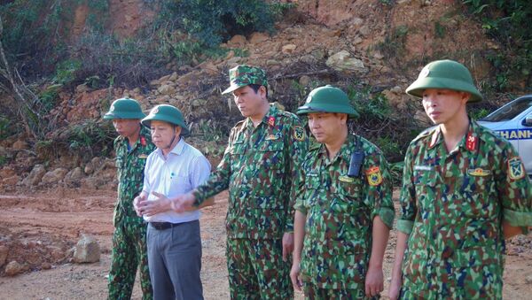Chủ tịch UBND Thừa Thiên - Huế (áo trắng) kiểm tra công tác cứu hộ tại Thuỷ điện Rào Trăng 3.  - Sputnik Việt Nam