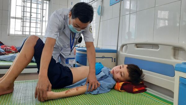 Các y, bác sĩ đang thăm khám cho Trương Quang Duy tại Trung tâm Y tế huyện Yên Phong, tỉnh Bắc Ninh. - Sputnik Việt Nam