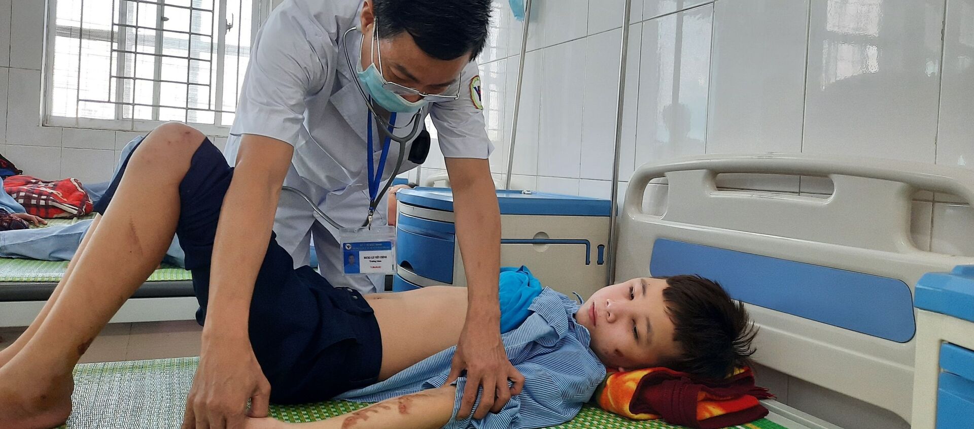 Các y, bác sĩ đang thăm khám cho Trương Quang Duy tại Trung tâm Y tế huyện Yên Phong, tỉnh Bắc Ninh. - Sputnik Việt Nam, 1920, 23.11.2020