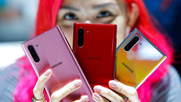 Người phụ nữ cầm điện thoại trong buổi giới thiệu Samsung Galaxy Note 10 tại Trung tâm Barclays ở Brooklyn, New York - Sputnik Việt Nam