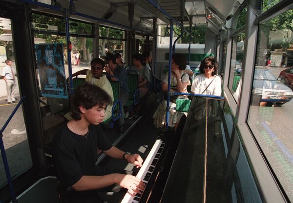 Nghệ sĩ dương cầm biểu diễn trên xe buýt ở Pháp - Sputnik Việt Nam