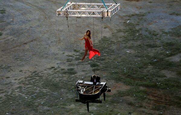 Nghệ sĩ dương cầm và diễn viên ba lê người Brazil biểu diễn trên không trung ở Sao Paulo - Sputnik Việt Nam