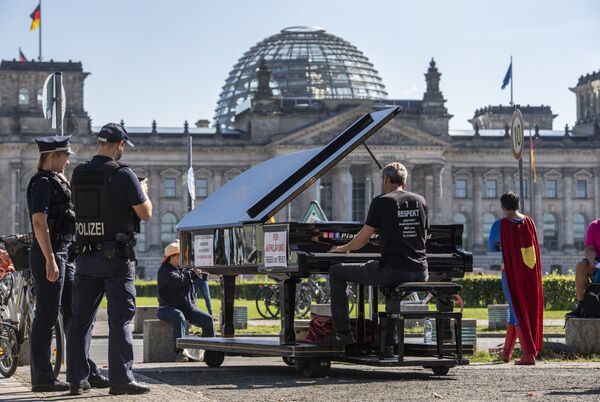 Cảnh sát trong một buổi biểu diễn của nghệ sĩ piano trước Reichstag ở Berlin - Sputnik Việt Nam