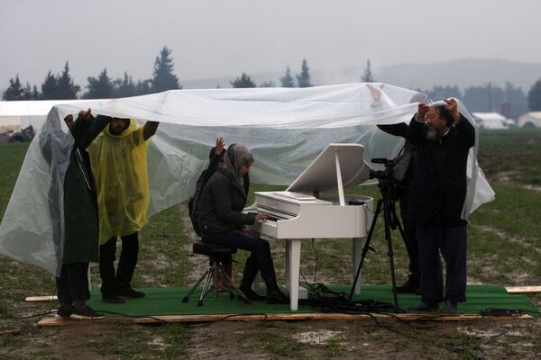 Người tị nạn Syria chơi piano ở biên giới Hy Lạp - Macedonian - Sputnik Việt Nam