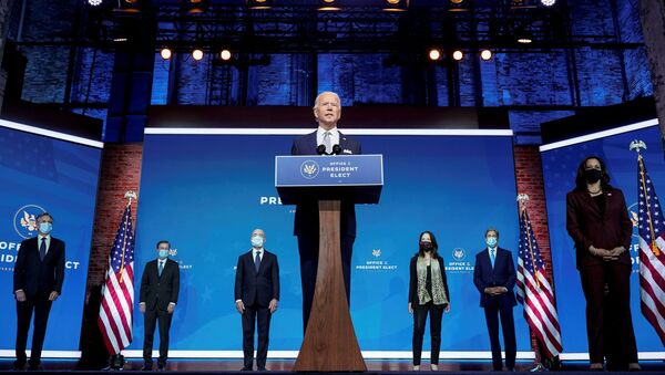 Tổng thống đắc cử Joe Biden đứng với những người được đề cử cho đội an ninh quốc gia của mình tại trụ sở chuyển tiếp của ông ở Nhà hát Queen ở Wilmington, Delaware, Hoa Kỳ, ngày 24 tháng 11 năm 2020 - Sputnik Việt Nam