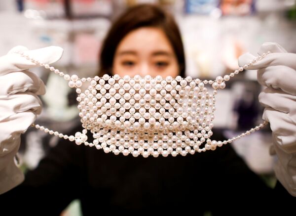 Khẩu trang đính ngọc trai trong một cửa hàng ở Tokyo - Sputnik Việt Nam