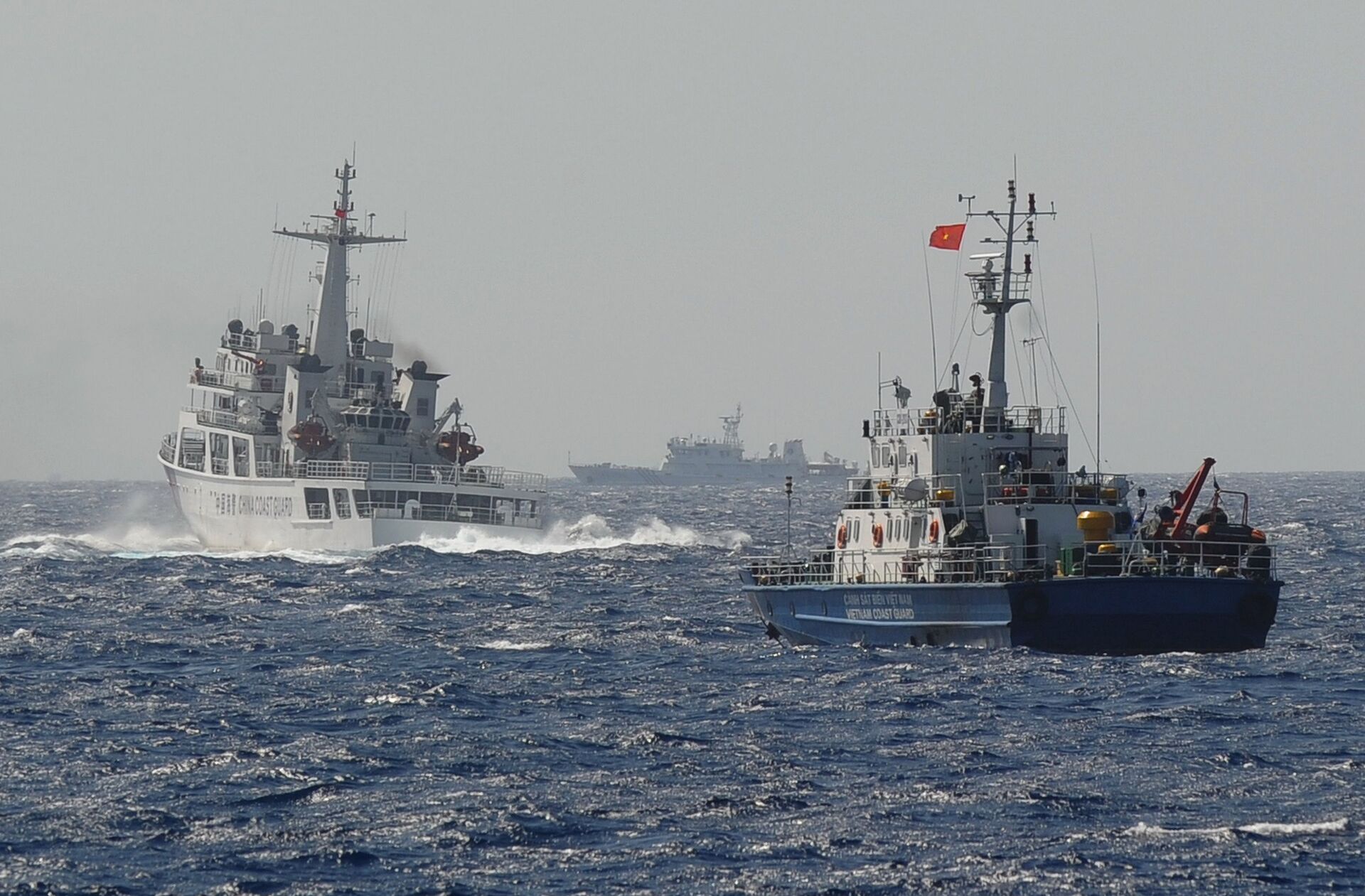 Tàu Cảnh sát biển Việt Nam và Trung Quốc gần vị trí đặt giàn khoan dầu của Trung Quốc trên Biển Đông - Sputnik Việt Nam, 1920, 27.12.2021