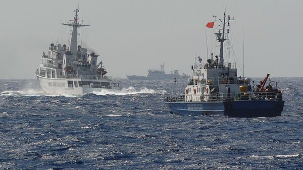 Tàu Cảnh sát biển Việt Nam và Trung Quốc gần vị trí đặt giàn khoan dầu của Trung Quốc trên Biển Đông - Sputnik Việt Nam