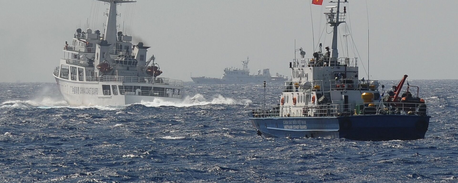 Tàu Cảnh sát biển Việt Nam và Trung Quốc gần vị trí đặt giàn khoan dầu của Trung Quốc trên Biển Đông - Sputnik Việt Nam, 1920, 20.01.2022