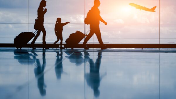 Gia đình xách vali ra sân bay - Sputnik Việt Nam