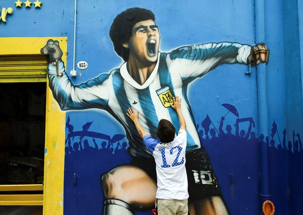  Một cổ động viên để tang Diego Maradona ở Argentina - Sputnik Việt Nam