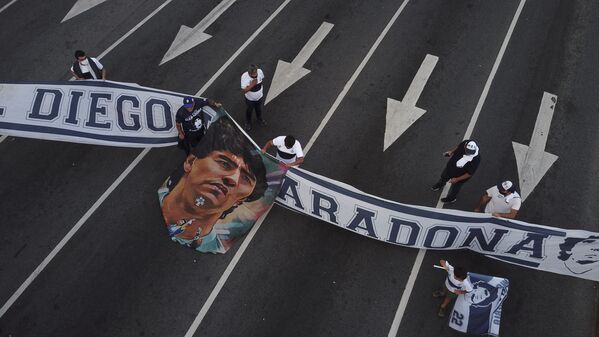 Người hâm mộ với biểu ngữ trong lễ tang Diego Maradona ở Argentina - Sputnik Việt Nam