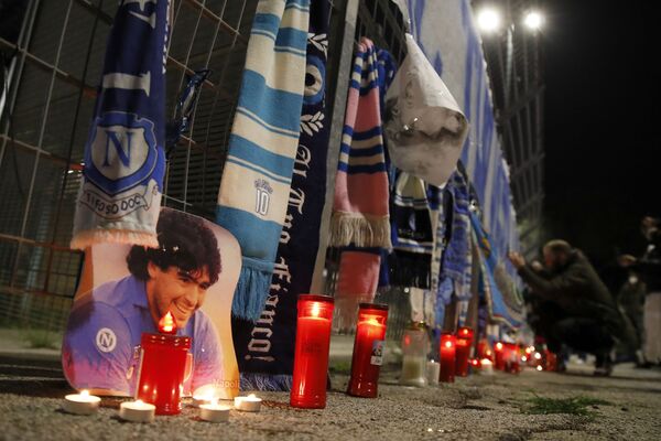 Vua bóng đá Pele nói với cố danh thủ Maradona: «Hẹn ngày ta cùng nhau chơi bóng trên thiên đường» Vua bóng đá Pele nói với cố danh thủ Maradona: «Hẹn ngày ta cùng nhau chơi bóng trên thiên đường» - Sputnik Việt Nam
