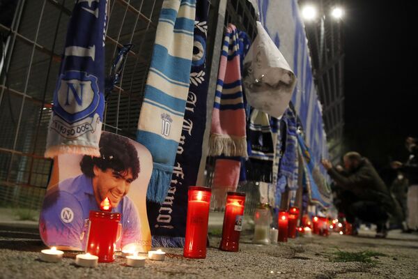 Những ngọn nến tại sân vận động San Paolo trong lễ tang Diego Maradona ở Italia - Sputnik Việt Nam