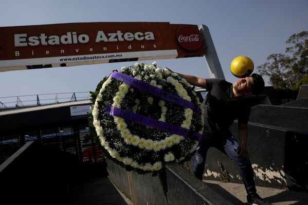 Người hâm mộ đội vòng hoa tang lễ trong lễ tang Diego Maradona ở Mexico - Sputnik Việt Nam