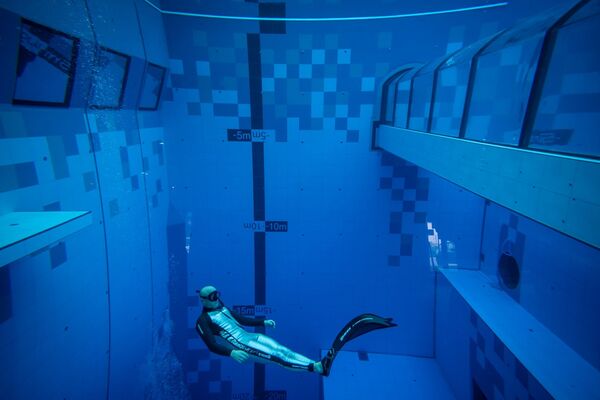 Thợ lặn ở  bể bơi sâu nhất thế giới Deepspot - Sputnik Việt Nam