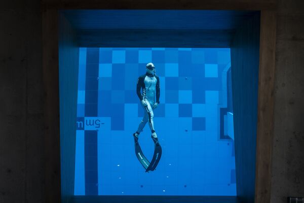 Vận động viên lặn ở bể bơi sâu nhất thế giới ở thị trấn Mszczonow của Ba Lan - Sputnik Việt Nam