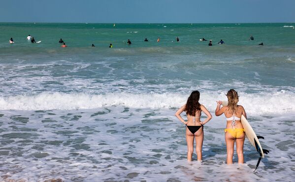 Những cô gái trên bãi biển tại khách sạn Burj al-Arab ở Dubai - Sputnik Việt Nam