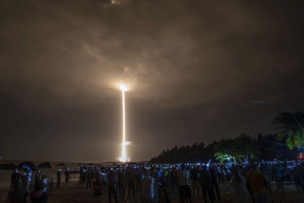 Tên lửa Long March-5 Y5 với tàu thăm dò mặt trăng Chang'e-5 cất cánh từ sân bay vũ trụ Wenchang, Trung Quốc - Sputnik Việt Nam