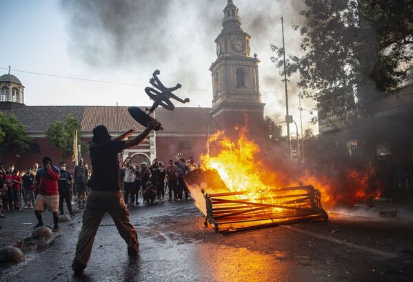 Người biểu tình đụng độ với cảnh sát trong Ngày quốc tế xóa bỏ bạo lực đối với phụ nữ ở Santiago, Chile - Sputnik Việt Nam