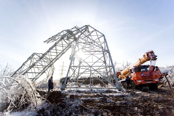 Tháo dỡ một trong những đường dây điện bị đổ ở thành phố Vladivostok - Sputnik Việt Nam