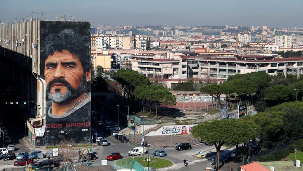 Graffiti với Diego Maradona trên tường của một tòa nhà ở Naples - Sputnik Việt Nam