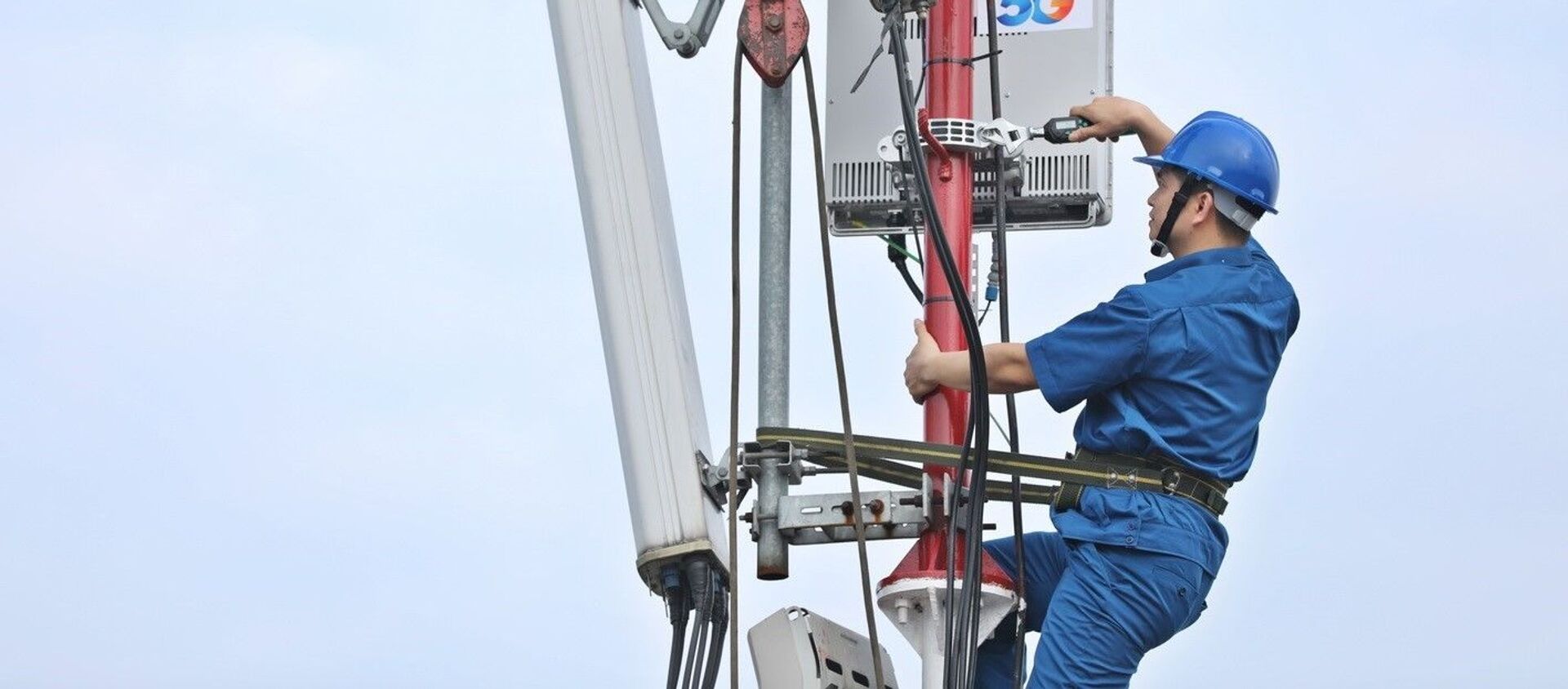 Nhân viên VNPT khẩn trương hoàn thành lắp đặt các trạm phát sóng 5G tại khu vực Hà Nội - Sputnik Việt Nam, 1920, 01.12.2020