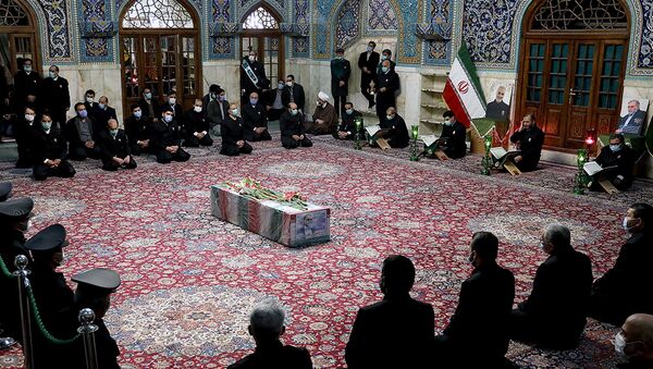 Quan tài của nhà khoa học hạt nhân Iran Mohsen Fakhrizadeh trong lễ an táng tại lăng Imam Reza ở Tehran - Sputnik Việt Nam