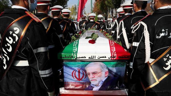 Quân nhân Iran khiêng quan tài của nhà khoa học hạt nhân Iran Mohsen Fakhrizadeh trong lễ tang ở Tehran - Sputnik Việt Nam