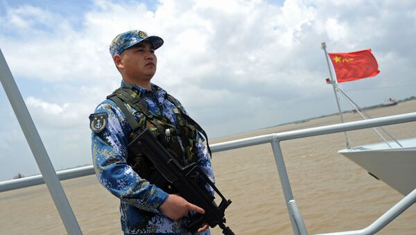 Một người lính Hải quân Trung Quốc trên boong tàu chiến Trung Quốc - Sputnik Việt Nam