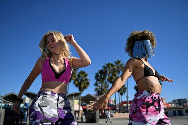 Các cô gái trên bãi biển ở Los Angeles một ngày trước khi nối lại các hạn chế chống lại coronavirus - Sputnik Việt Nam