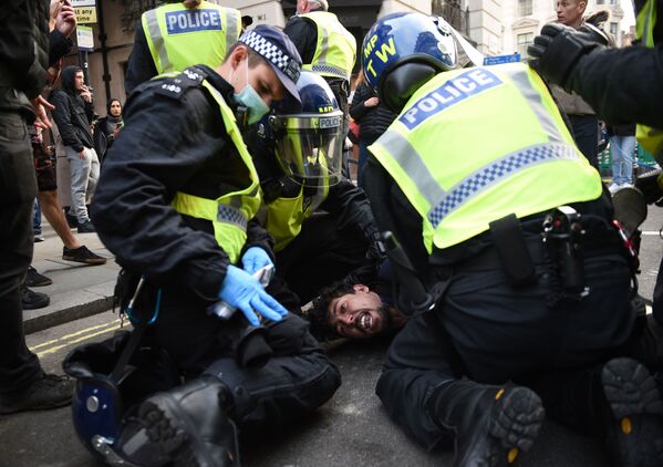 Cảnh sát khi bắt giữ một người biểu tình chống lại các biện pháp hạn chế được áp đặt do đại dịch coronavirus ở London - Sputnik Việt Nam