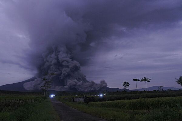 Núi lửa Semeru trên đảo Đông Java phun trào - Sputnik Việt Nam