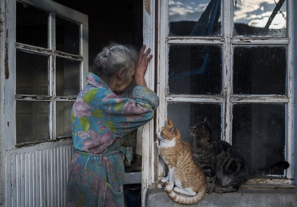 Một người phụ nữ lớn tuổi cạnh ngôi nhà của mình ở thị trấn Lachin (Berdzor), Nagorno-Karabakh - Sputnik Việt Nam